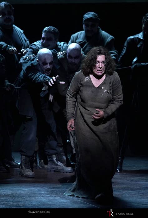 Il Trovatore -  Un melodramma straziante che fonde le armonie appassionate con la tragica furia della vendetta